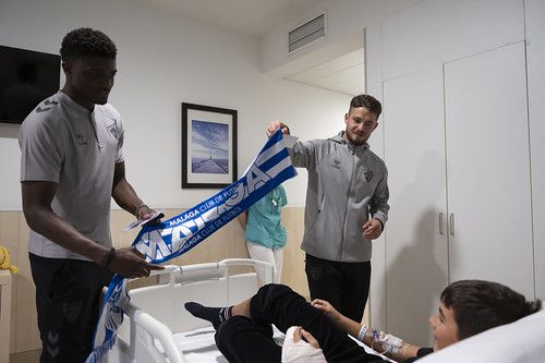 Los jugadores del Málaga CF visitan a los pacientes del Hospital Quirónsalud Málaga por Navidad